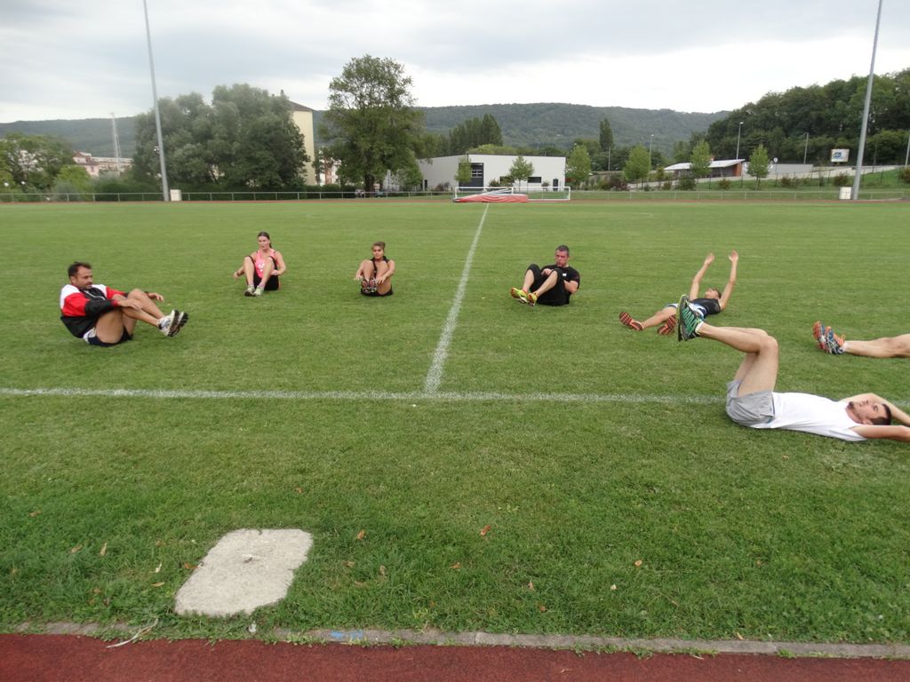 Séance de fractionner et renforcement musculaire au stade .Lundi 31 aout 2015 - Energy Fight Club dsc00211.jpg (large)